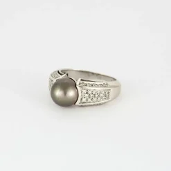 Bague jonc or blanc, perle de culture et diamants