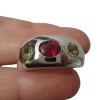 Bague jonc or blanc rubis et péridots