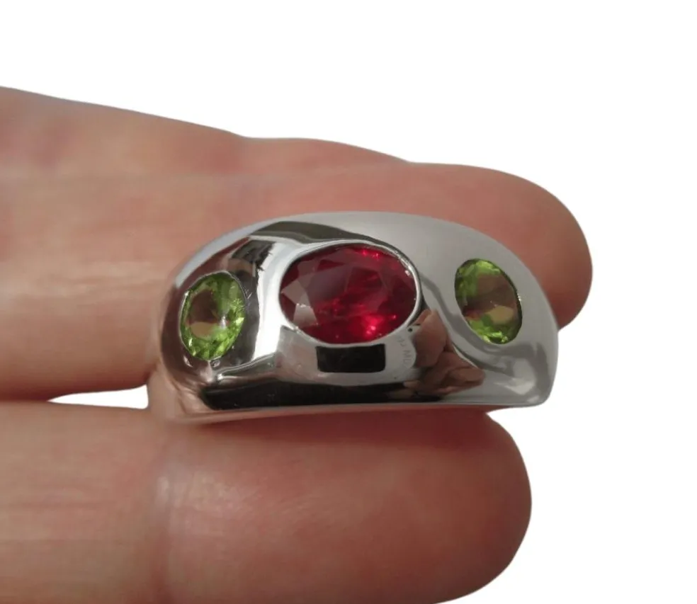 Bague jonc or blanc rubis et péridots