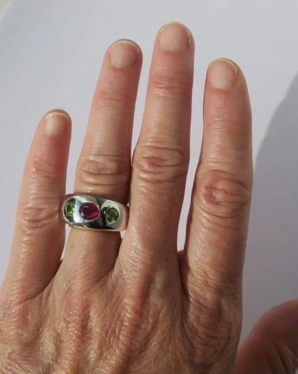 Bague jonc or blanc rubis et péridots