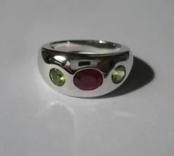 Bague jonc or blanc rubis et péridots