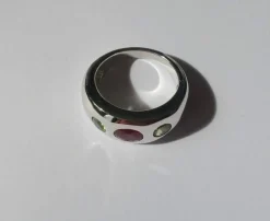 Bague jonc or blanc rubis et péridots