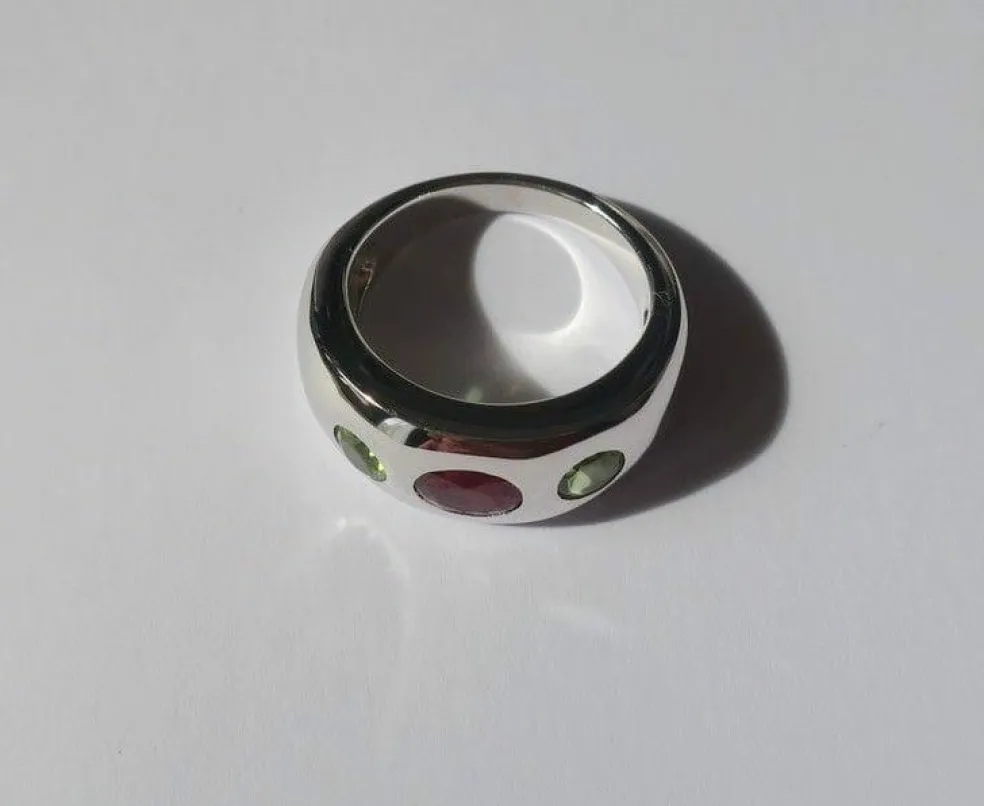 Bague jonc or blanc rubis et péridots