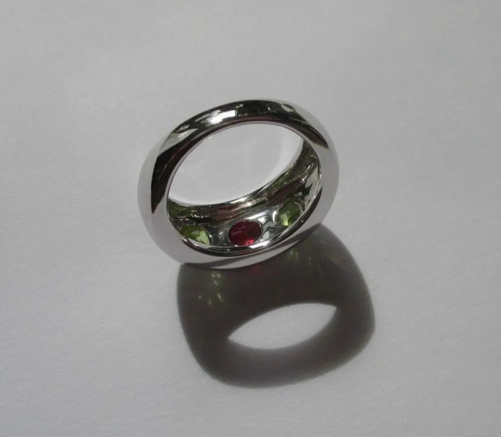 Bague jonc or blanc rubis et péridots