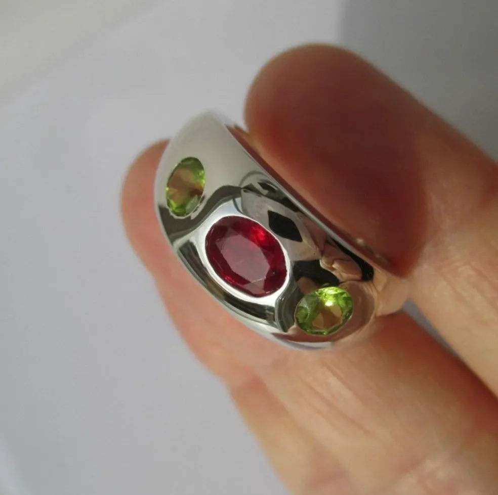 Bague jonc or blanc rubis et péridots