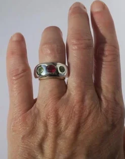 Bague jonc or blanc rubis et péridots