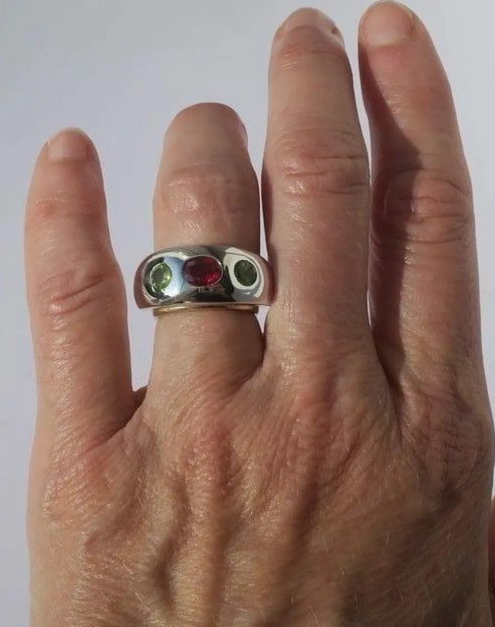Bague jonc or blanc rubis et péridots