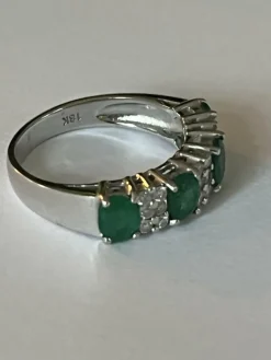 Bague Jonc Or Gris Emeraudes Diamants