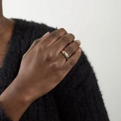 Bague jonc or gris et diamants