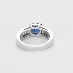 Bague jonc or gris, saphir et diamants