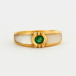 Bague jonc or jaune centrée d'une émeraude
