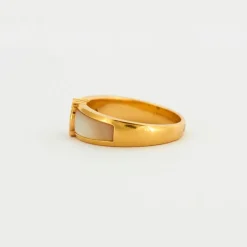 Bague jonc or jaune centrée d'une émeraude