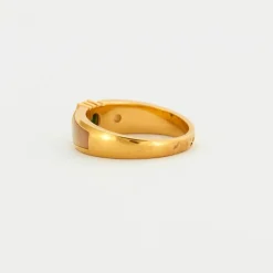 Bague jonc or jaune centrée d'une émeraude