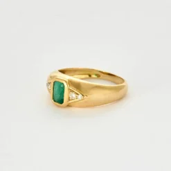 Bague jonc, or jaune, émeraude et diamants
