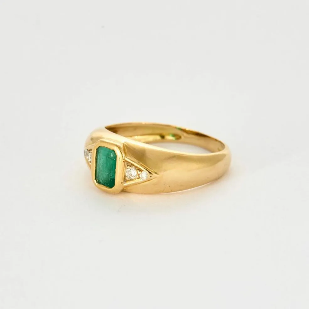 Bague jonc, or jaune, émeraude et diamants