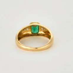 Bague jonc, or jaune, émeraude et diamants