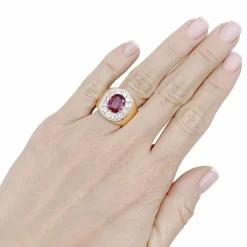 Bague jonc, or jaune, or blanc, rubis et diamants.