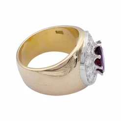 Bague jonc, or jaune, or blanc, rubis et diamants.