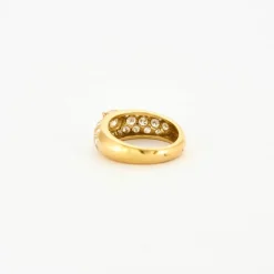 Bague jonc or jaune pavage diamants et diamant central