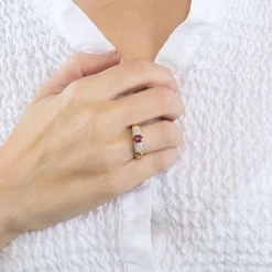 Bague jonc or jaune, rubis et diamants