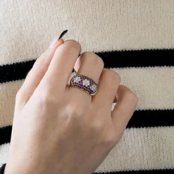 Bague jonc or jaune, rubis, diamants fleurs