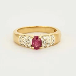 Bague jonc or jaune, rubis et diamants