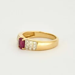 Bague jonc or jaune, rubis et diamants