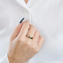 Bague jonc or rose et émeraude