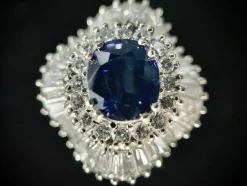 Bague Jupe avec saphir et diamants en baguette et brillant