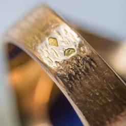 Bague lapis lazuli or jaune ciselé