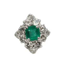 Bague losangique en or gris, émeraude rectangle et diamants