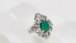 Bague losangique en or gris, émeraude rectangle et diamants