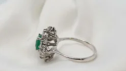 Bague losangique en or gris, émeraude rectangle et diamants