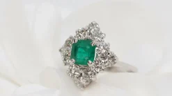 Bague losangique en or gris, émeraude rectangle et diamants