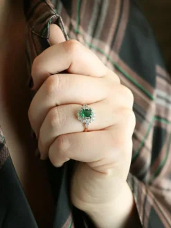 Bague marguerite ancienne or rose émeraude colombienne diamants