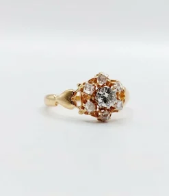 Bague marguerite antique or rose ornée d'un diamant entouré de diamant et épaulé de petits cœurs