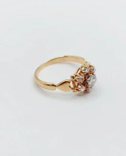 Bague marguerite antique or rose ornée d'un diamant entouré de diamant et épaulé de petits cœurs