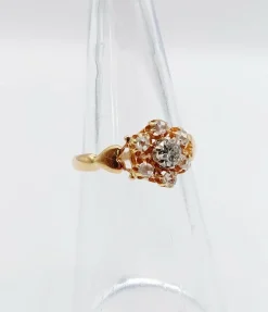 Bague marguerite antique or rose ornée d'un diamant entouré de diamant et épaulé de petits cœurs