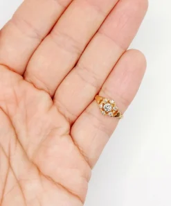 Bague marguerite antique or rose ornée d'un diamant entouré de diamant et épaulé de petits cœurs
