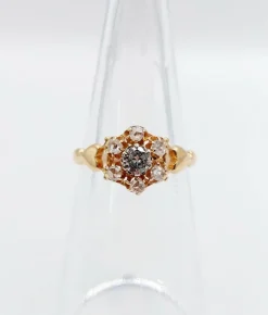 Bague marguerite antique or rose ornée d'un diamant entouré de diamant et épaulé de petits cœurs