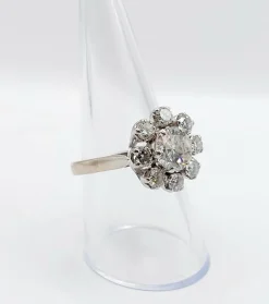 Bague marguerite art déco en or blanc ornée d'un diamant