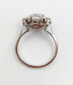 Bague marguerite art déco en or blanc ornée d'un diamant