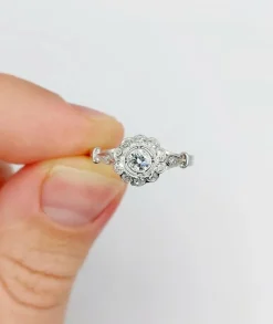 Bague marguerite art deco or blanc 18k et platine ornée de 0,54 carats de diamant