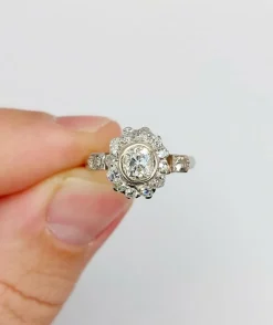 Bague marguerite art deco or blanc 18k et 1,02 carats diamant taille ancienne (circa 1940)