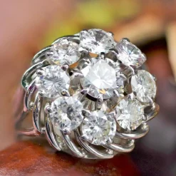 Bague marguerite de diamants sur fils d'or
