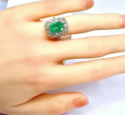 Bague marguerite en or 18 carats, émeraude 3,49 ct et diamants