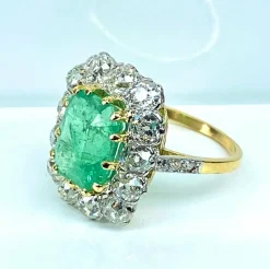 Bague marguerite en or 18 carats, émeraude 3,49 ct et diamants