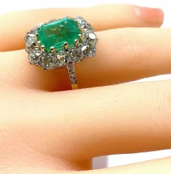 Bague marguerite en or 18 carats, émeraude 3,49 ct et diamants