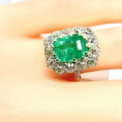 Bague marguerite en or 18 carats, émeraude 3,49 ct et diamants