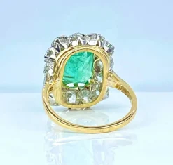 Bague marguerite en or 18 carats, émeraude 3,49 ct et diamants